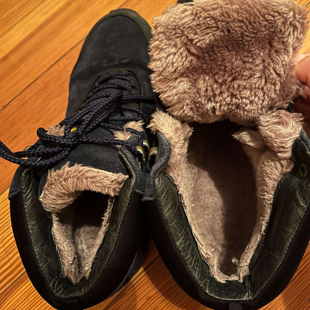 Men winter boots 9 or 9.5 waterproof